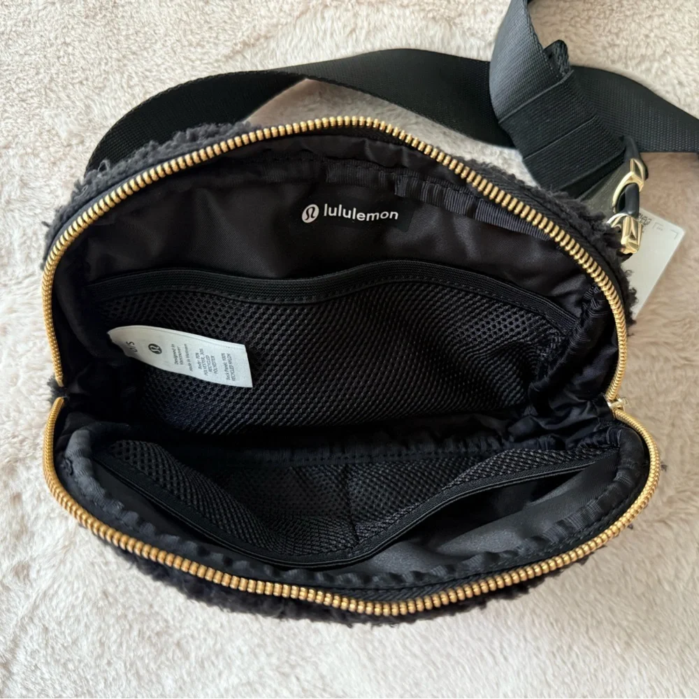 NWT Lululemon Everywhere Belt Bag 1L *Fleece - Black/Gold
